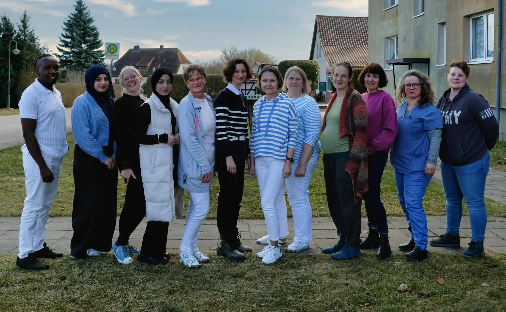 Das Praxisteam gemeinsam vor der Praxis in Borrentin